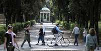 Italianos passeando na Vila Borghese, em Roma  Foto: ANSA / Ansa - Brasil