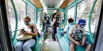 Passageiros de m&aacute;scaras em VLT em Mil&atilde;o, na It&aacute;lia  Foto: ANSA / Ansa