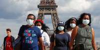 Pessoas com máscaras de proteção perto da Torre Eiffel, em Paris
03/08/2020 REUTERS/Gonzalo Fuentes  Foto: Reuters