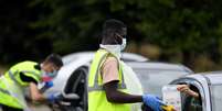 Funcionários entregam e coletam kits de testes para detecção de Covid-19 em Londres
04/08/2020 REUTERS/Toby Melville  Foto: Reuters