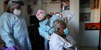 Profissionais de saúde examinam paciente em São Paulo
02/07/2020 REUTERS/Amanda Perobelli  Foto: Reuters