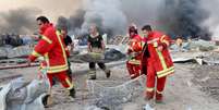 Bombeiros retiram homem ferido do local de explosão em Beirute
04/08/2020
REUTERS/Mohamed Azakir  Foto: Reuters