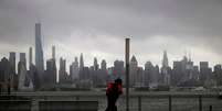 Homem caminha durante ventania e chuva na margem do rio Hudson, em Nova Jersey, em frente &agrave; cidade de Nova York, durante a passagem da tempestade Isaias
04/08/2020
REUTERS/Mike Segar  Foto: Reuters