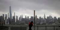 Homem caminha durante ventania e chuva na margem do rio Hudson, em Nova Jersey, em frente à cidade de Nova York, durante a passagem da tempestade Isaias
04/08/2020
REUTERS/Mike Segar  Foto: Reuters