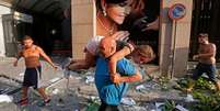 Homem retira mulher ferida de escombros em Beirute  Foto: Getty Images / BBC News Brasil