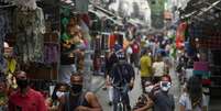 Pessoas em tradicional rua de comércio popular no centro do Rio de Janeiro
29/06/2020
REUTERS/Lucas Landau  Foto: Reuters