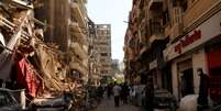 Pessoas caminham em meio a pr&eacute;dios destru&iacute;dos por explos&atilde;o em Beirute
05/08/2020
REUTERS/Carmen Yahchouchi  Foto: Reuters