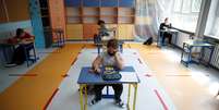 Crianças na sala de aula depois que as escolas reabriram, em meio ao bloqueio da doença por coronavírus (COVID-19) em Varsóvia, Polônia  Foto: Kacper Pempel / Reuters