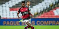 Bruno observado por Gilberto: lateral está perto do Benfica, que também quer o atacante (Foto: Marcelo Cortes/CRF)  Foto: LANCE!