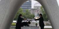 Lista com nomes de mortos na guerra é entregue ao prefeito de Hiroshima, Kazumi Matsui, por representante das famílias das vítimas da bomba atômica, no Parque da Paz
Kyodo/via REUTERS  Foto: Reuters