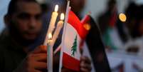 Bandeira libanesa é iluminada com velas. 06/08/2020. REUTERS/Suhaib Salem.

  Foto: Reuters