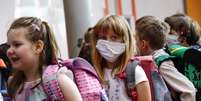 Escola na Alemanha retomou aulas e alguns alunos voltaram com máscaras  Foto: EPA / BBC News Brasil