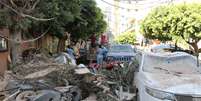 Pessoas são vistas em meio a entulho e carros danificados após explosão em Beirute
07/08/2020
REUTERS/Aziz Taher  Foto: Reuters