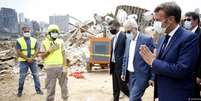 Macron foi o primeiro l&iacute;der ocidental a visitar os escombros da explos&atilde;o em Beirute  Foto: DW / Deutsche Welle