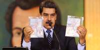 Maduro exibe passaportes de americanos presos por suposta tentativa de assassin&aacute;-lo  Foto: ANSA / Ansa - Brasil