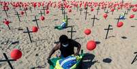 Instalação em Copacabana, no Rio de Janeiro (RJ), lembra as 100 mil vidas perdidas no Brasil durante pandemia  Foto: EPA / Ansa - Brasil