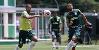 Os zagueiros Vitor Hugo e Luan durante treino na Academia de Futebol (Agência Palmeiras/Divulgação)  Foto: Lance!