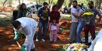 Coveiros finalizam sepultamento de idosa morta com suspeita de infecção pelo novo coronavírus
06/08/2020
REUTERS/Amanda Perobelli  Foto: Reuters