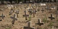 Cruzes no Cemitério do Caju, no Rio, onde algumas das vítimas da covid-19 foram enterradas  Foto: DW / Deutsche Welle