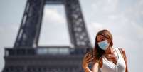 Mulher com máscara tira foto em frente à Torre Eiffel
09/08/2020
REUTERS/Benoit Tessier  Foto: Reuters