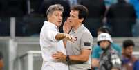 Renato Gaúcho foi o técnico do Vasco no primeiro rebaixamento do clube, em 2008; e Fernando Diniz não teve sucesso na campanha atual do time, que permanecerá na Série B em 2022  Foto: Pedro H. Tesch/Agência Eleven / Gazeta Press