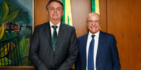 Jair Bolsonaro e Salim Mattar em foto de 2019; empresário deixou posto de secretário de desestatização  Foto: Carolina Antunes/PR / BBC News Brasil