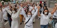 Mulheres protestam, em Minsk, contra violência policial durante manifestações em Belarus
12/08/2020
REUTERS/Vasily Fedosenko  Foto: Reuters