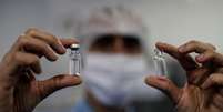 A vacina de Oxford, criada em parceria com a AstraZeneca, está na fase final de testes  Foto: EPA / BBC News Brasil