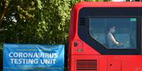 Passageira usa máscara de proteção em ônibus perto de cartas sobre centro de testagem para Covid-19 em Londres
04/08/2020 REUTERS/Toby Melville  Foto: Reuters
