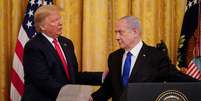 Trump cumprimenta Netanyahu durante entrevista coletiva na Casa Branca, em janeiro deste ano
28/01/2020
REUTERS/Joshua Roberts  Foto: Reuters