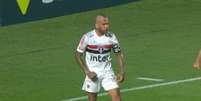 Daniel Alves marcou o gol da vitória do São Paulo - FOTO: Reprodução/Premiere  Foto: LANCE!