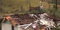 Tornados destelharam casas na cidade de Água Doce, em SC  Foto: Reprodução NDTV / Estadão Conteúdo