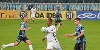 Jô tenta o domínio no duelo contra o Grêmio pelo Brasileirão  Foto: Pablo Nunes/Agência o Dia / Estadão