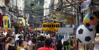 Pessoas caminham em rua de comércio popular no centro do Rio de Janeiro em meio à pandemia de Covid-19, que volta a ter números altos em agosto
29/06/2020 REUTERS/Lucas Landau  Foto: Reuters
