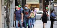 Pessoas caminham com máscara de proteção em Beirute
28/07/2020 REUTERS/Mohamed Azakir  Foto: Reuters