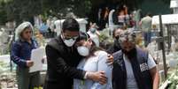 Familiares lamentam morte de homem durante enterro em cemitério na Cidade do México
06/08/2020
REUTERS/Henry Romero  Foto: Reuters