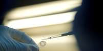 Cientista prepara amostra de vacina contra Covid-19
11/06/2020
REUTERS/Anton Vaganov/  Foto: Reuters
