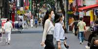Mulheres com máscara de proteção contra Covid-19 caminham por distrito de compras em Seul
19/08/2020
REUTERS/Heo Ran  Foto: Reuters