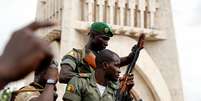 Soldados do Mali são vistos em praça de Bamako após golpe militar
18/08/2020
REUTERS/Moussa Kalapo  Foto: Reuters