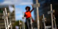 Cruzes colocadas em Brasília para marcar os mortos pela Covid-19 no Brasil 
12/08/2020
REUTERS/Adriano Machado  Foto: Reuters