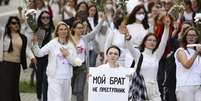 Mulheres vestidas de branco e carregando flores da mesma cor dominam os protestos em Belarus  Foto: DW / Deutsche Welle