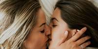 Casal lésbico se beijando  Foto: Shutterstock / Alto Astral