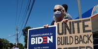 Mulher com cartazes de apoio a Joe Biden ao lado de apoiadores do presidente dos EUA, Donald Trump, em Old Forge, na Pensilvânia
20/08/2020
REUTERS/Shannon Stapleton       Foto: Reuters