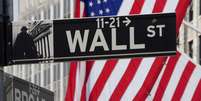 Placa indicando direção para Wall Street, em Nova York. 09/03/2020. REUTERS/Carlo Allegri  Foto: Reuters
