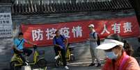 Pessoas em Pequim após uso de máscara deixar de ser obrigatório na cidade
21/08/2020 REUTERS/Tingshu Wang  Foto: Reuters