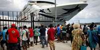 Trabalhadores locais à espera de um navio de cruzeiro em Vanuatu em dezembro de 2019; turismo foi severamente afetado  Foto: Mario Tama/Getty Images / BBC News Brasil