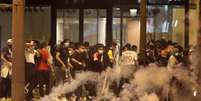 Torcedores do PSG entraram em confronto com a polícia em Paris   Foto: Gonzalo Fuentes / Reuters