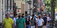 Maioria das pessoas utilizam máscaras em Amsterdam, na Holanda  Foto: Eva Plevier / Reuters
