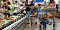 Clientes usam máscaras enquanto fazem compras em uma loja do Walmart em Bradford, Pensilvânia, EUA, 20 de julho de 2020. REUTERS/Brendan McDermid  Foto: Reuters