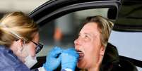 Profissional de saúde colhe amostra de mulher para teste de detecção de Covid-19 em Alkmaar, na Holanda
08/04/2020 REUTERS/Piroschka van de Wouw  Foto: Reuters